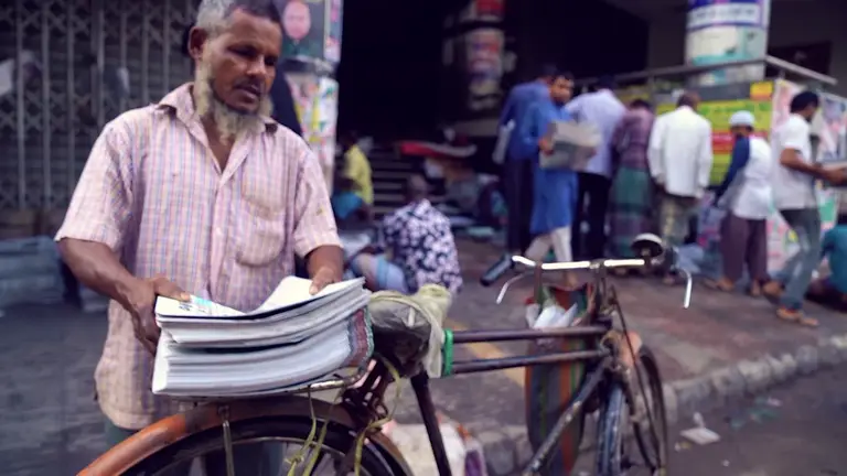 সাইকেলের পিছে সংবাদপত্র বেঁধে এটি বিক্রি করে সংসার চালান এই ব্যক্তি 